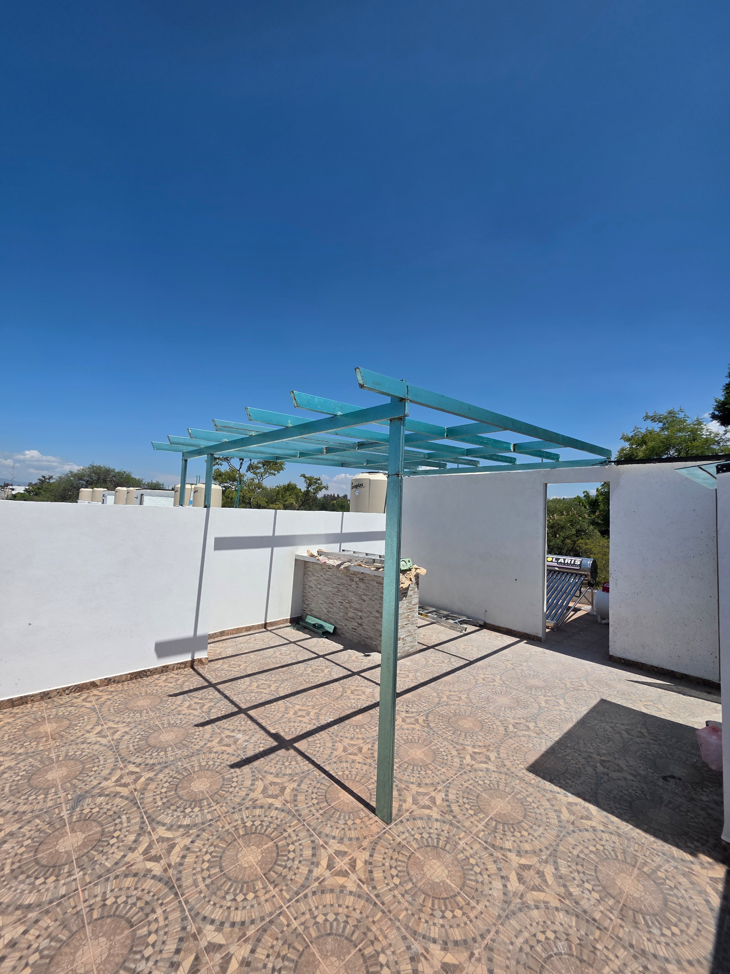 Pérgola sin vidrio y pintura
