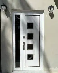 Puerta blanca con cuatro recuadros oscuros y un panel lateral vertical