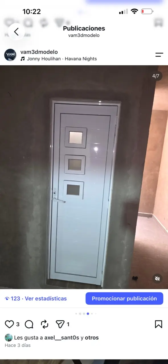 Puerta blanca con tres recuadros cuadrados alineados verticalmente