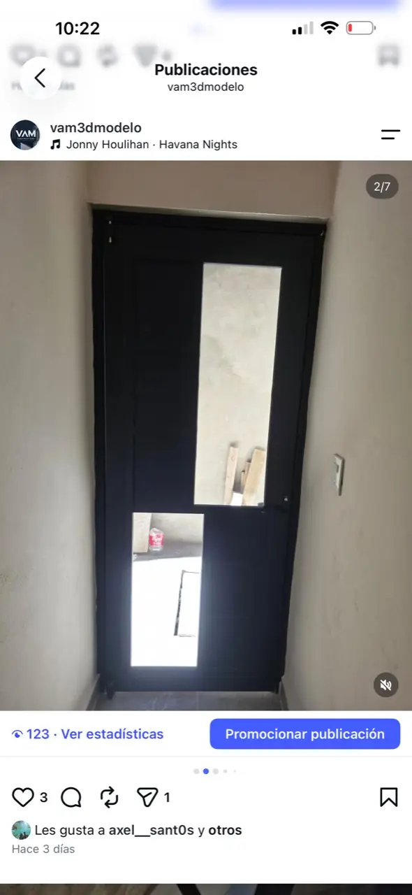 Puerta oscura con un panel vertical superior y otro inferior en lados opuestos