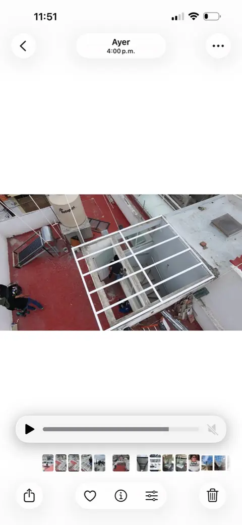 Captura del proceso con una estructura blanca sobre el hueco de escaleras